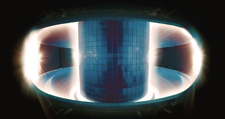 Cette magnifique image est celle d'un plasma dans le tokamak coréen KSTAR, mis en service en 2008. Les zones qui apparaissent surexposées ne sont pas les plus chaudes: à 150 millions de degrés, le plasma ne rayonne pas dans la lumière visible et c'est au cœur des deux ''D'' inversés que la température est la plus élevée. © National Fusion Research Institute Korea (Click to view larger version...)
